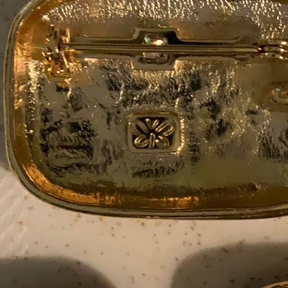 Weekenders Brooch Pin and Clip Earrings Black Enamel and Gold-Tone Metal Vintage - Picture 7 of 10